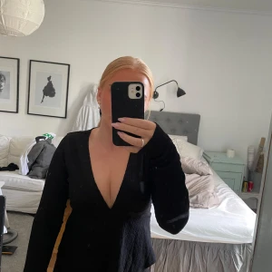 Topp med knytning - Säljer min fina topp med knytning från Nelly då den inte kommer till användning💕har aldrig använt