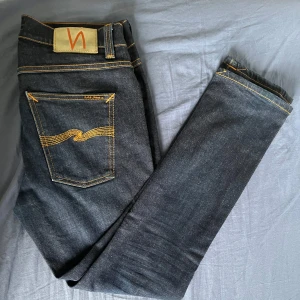 Nudie jeans - Tjena! Säljer ett par mörklblåa Nudie jeans i storlek 31/30. Modell Lean Dean alltså slim fit. Skick 9,5/10 nästan som nya.