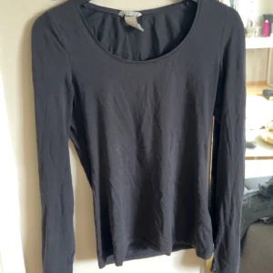 Fin tröja  - Jätte fin tröja, lite urringad som ni ser. Används inte. 