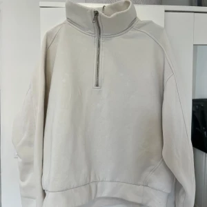 Croppad zipup  - Bra skick, sparsamt använd 🌸