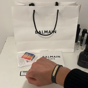 Balmain armband - Säljer Balmain armband då jag tröttnat. Köpt i Dubai mall för 760 dirhams. det är ett läder armband som antagligen är guld platerat, skick 8/10. Allt og ink kvitto! 