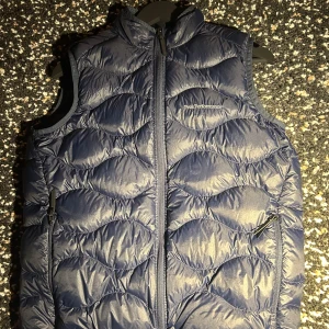 Peak performance väst - Hej!   Säljer min gamla peak performance väst som jag hade när jag va mindre. Men skulle vilja säga att den fortfarande är bra skick. Nypris (1400kr) Kom privat för mer frågor och bilder.