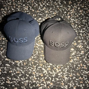 Boss keps - Hej!   Säljer min och min brors kepsar som vi fick i födelsedagspresent av vår familjemedlem som inte riktigt är vår stil. Dem är helt nya och oanvända. 1 för 250kr bådda för 400kr. Kom privat för att se mer bilder på dem om ni är intresserade👍
