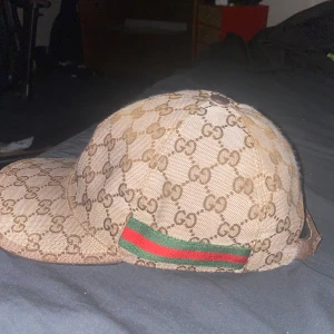 Gucci keps - Använd beige gucci keps äkta, tyvärr inget kvitto eller box men kan skicka över många videos och bilder så kan du legit checka