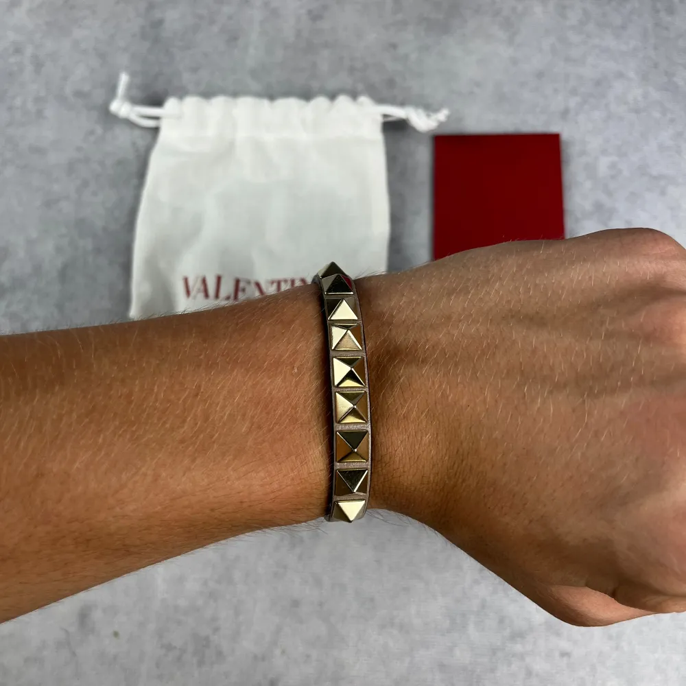 Valentino rockstud bracelet | Skick: 9/10 | Storlek: Unisex (onesize) | Nypris: 3085 | Pris: 1500 | Tillbehör: Dustbag & äkthetskort | Fraktar via postnord på köparens bekostnad | Hör av dig vid minsta fråga eller fundering. Accessoarer.