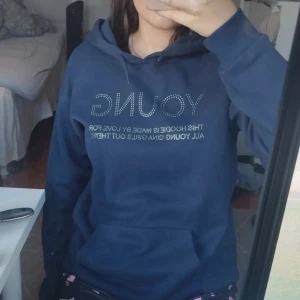 Mörkblå hoodie från Gina Tricot - Säljer en snygg mörkblå hoodie från Gina Young i storlek 158/164. Använd 2 gånger. 