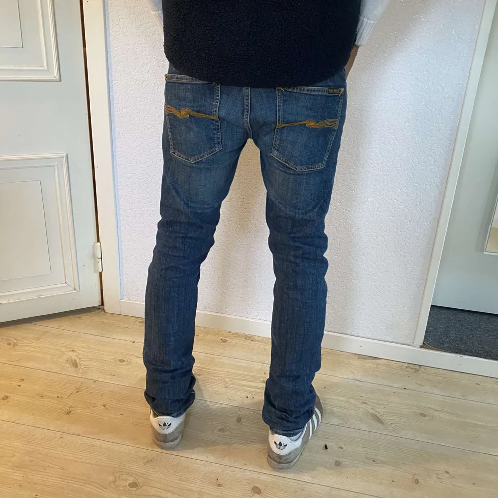 Säljer nu dessa asfeta nudie jeans i modellen grim trim och storlek 31/34. Jeansen är i nyskick men använda pyttelite 9/10. Inga defekter. Kan gå ner vid snabb affär. Nypris ligger på runt 1600-1700. Hör av dig vid fler frågor🤝. Jeans & Byxor.