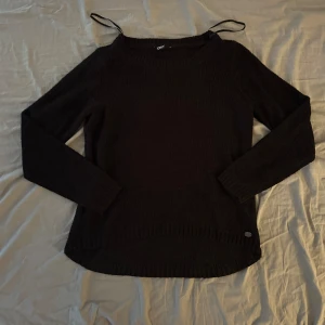 Stickad tröja  - Perfekt nu till hösten!😍Har ingen bild på. Säljer billigt då jag försökt bli av med den länge. Oanvänd. 