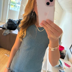 Blå Topp - En jätte fin blå zara topp i storlek s-xs. Passar mig som är 170💕