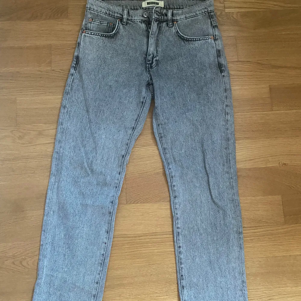 Säljer dessa woodbird jeans pga att de inte passar längre, inga tecken på defekter . Jeans & Byxor.