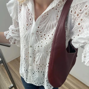 Broderad blus - Från bruuns bazaar, nypris 1500kr