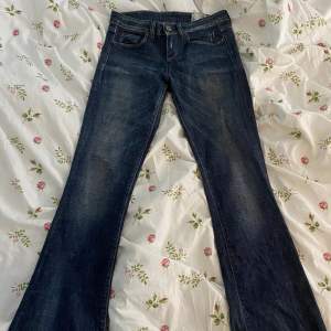 Lowrise/lågmidjade bootcut vintage jeans, dom här jeansen är från ett gammalt märke som inte går att få tag på längre så dessa jeans är speciella. 