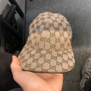 Gucci keps  - Säljer min keps för att vill köpa en annan den är äkta storlek M gamla modellen det går tvär inte å köpa dom på nätet med byten hade vart intressant .  (Bara i gbg)