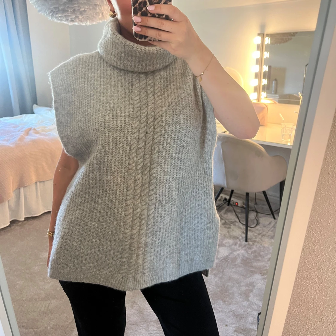 Grå stickad tröja med polokrage