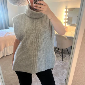 Grå stickad tröja med polokrage - Säljer denna otroligt mysiga tröja utan armar som knappt är använd💕passar perfekt till hösten