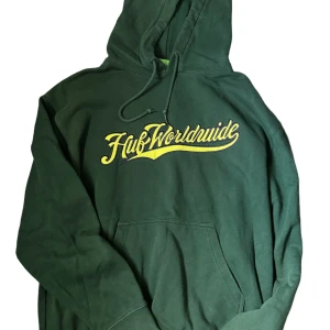 Grön hoodie från HUF - Säljer en snygg grön hoodie från HUF. Den är perfekt för en avslappnad stil då den är lite mer baggy i passformen. Bara att fråga om de finns någon fundering.