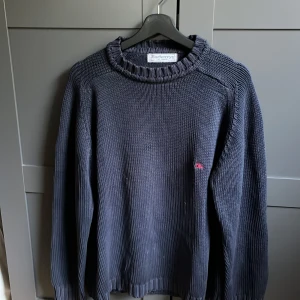 Vintage stickad burberrys tröja - Märket hette burberrys innan de ändrade till burberry, alltså en vintage burberry tröja. Stickad marinblå i bra skick