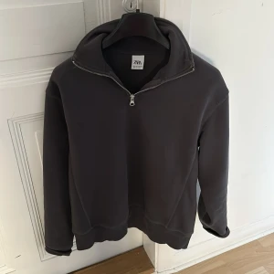 Zara half zip - En helt vanlig half zip från Zara skick 10/10, billig vid snabb affär ☺️