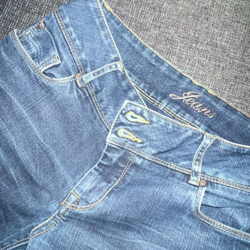 Mörkblåa supersnygga jeans! Inga defekter🙏🏻💙. Jeans & Byxor.