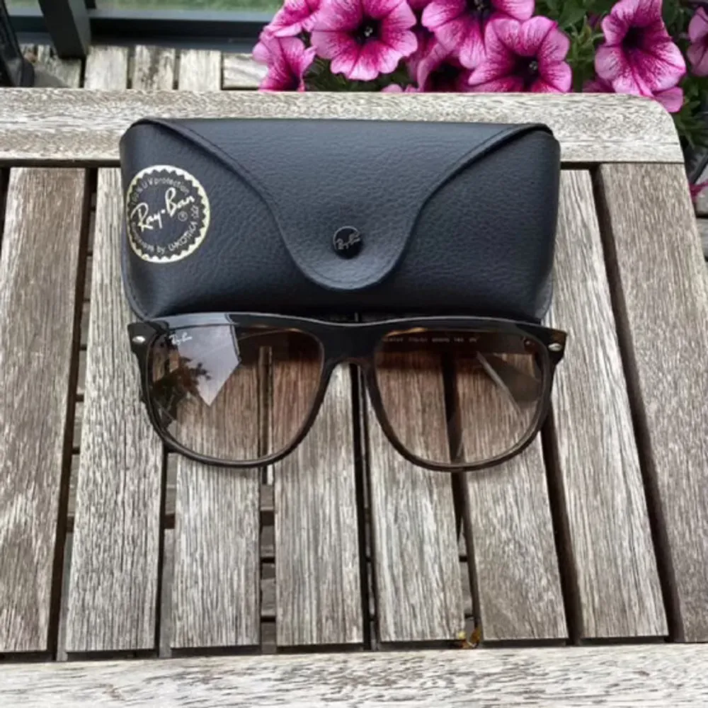 Säljer dessa feta rayban i modellen boyfriend | 9/10 skick✅. . Övrigt.