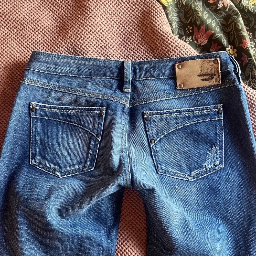 Ett par jättefina diesel jeans i nyskick, som jag säljer för att de tyvärr är för små för mig. Jag är 171 lång och brukar ha storlek 34/36. Byxorna passar bra runt höfterna men är lite för korta för mig. Verkligen skit snygga💗pris kan diskuteras!. Jeans & Byxor.