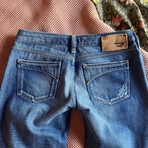 Diesel jeans - Ett par jättefina diesel jeans i nyskick, som jag säljer för att de tyvärr är för små för mig. Jag är 171 lång och brukar ha storlek 34/36. Byxorna passar bra runt höfterna men är lite för korta för mig. Verkligen skit snygga💗pris kan diskuteras!