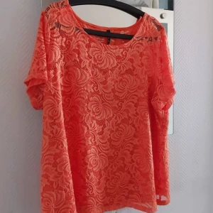 Top - Top organge endast använd 1 gång 2xl normal i storlek  Djur rökfritt hem sampackar 