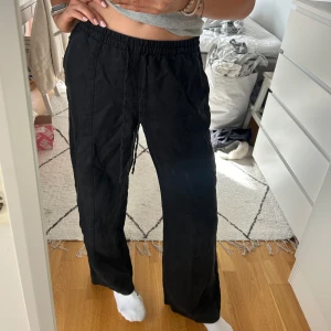 Svarta linnebyxor zara  - Jättefina svarta linnebyxor från Zara, använda 2 ggr så i jättefint skick! Strl M och lite urtvättade i färgen, så snygga! Säljer pga har flera linnebyxor redan🥰 