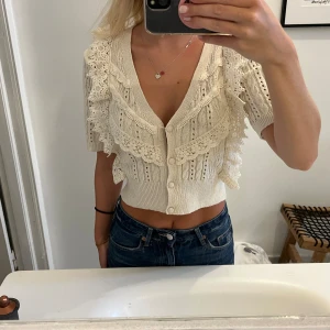 Söt tröja/ kofta från Zara - Perfekt skick, knappt använd. Kan användas som tröja och kofta. Har en beige/benvit färg 