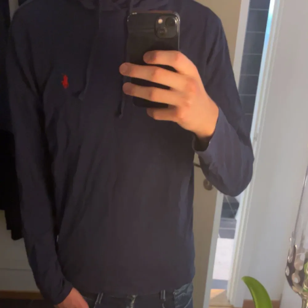 Ralph lauren hoodie i stl M inga defekter. Passar dig som vanligt vis bär stl M. Lite skrynklig på vilderna då den legat i garderoben. Hoodies.