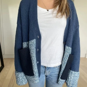 Stickad kofta  - Super fin stickad kofta från cos 🩷