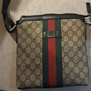 GUCCI Väska  - Hej jag vill sälja min gucci vänska, använd 4-5 gånger vid speciella tillfällen. Den är i bra skick och såklart äkta, hör gärna av er så löser vi något 