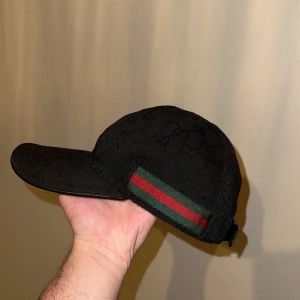 Gucci keps - Jätte bra keps som jag nu vill sälja pga att jag köpt en ny, jätte fräsch och i bra skick. Den har en liten deffekt men inget större problem skicka dm vid intresse och fler bilder. Pris kan diskuteras vid snabb affär 