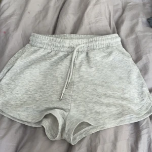 Grå mjuka shorts från H&M - Säljer ett par superbekväma grå shorts från H&M. De är gjorda i en mjuk bomullsblandning med elastisk midja och snörning för perfekt passform. jätte sköna säljer för jag har 2. passar storlek xs-s..