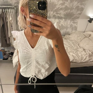 Vit linne topp - Jättefin och söt linnetopp som inte kommer till användning längre!  Fint skick, inga defekter 💗