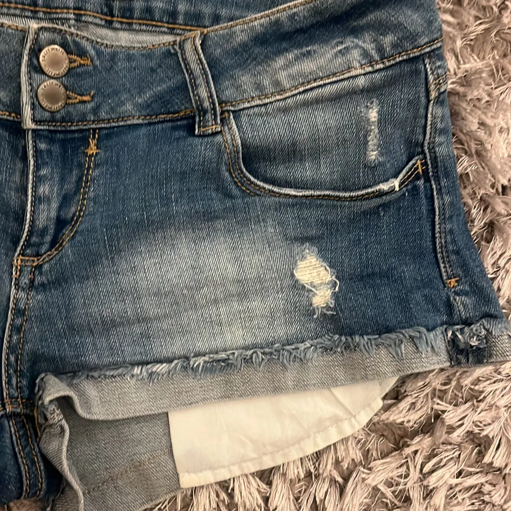 Jätte snygga lågmidjade jeans shorts 😍 jätte bra skick, midjemåttet är 38-39 se sista bilden. Shorts.