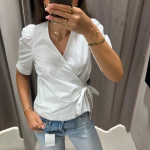 Omlott blus  - Vit omlott blus från zara som är helt oanvänd!!