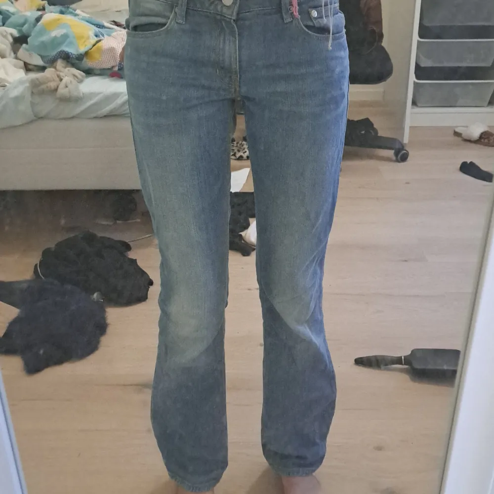 Snygga lowwaisted jeans som jag älskar men nu är dom tyvärt både lite tajta och korta. Passat någon runt 150-160. Dom är lite boutcut men sittet lite mer straight på mig eftersom dom är lite små. Högst pris vinner! Kan tänka mig byte!. Jeans & Byxor.