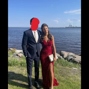 Röd glittrig långklänning - Vill kolla intresse utav min balklänning!🥰