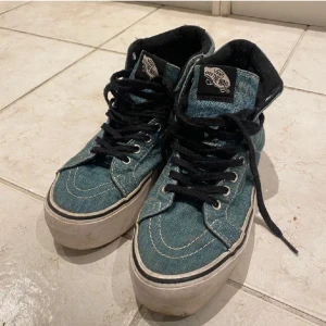 jeans vans med nitar - Snygga blå sneakers från Vans i jeansmaterial med svarta snören och coola nitar på baksidan. 🥰