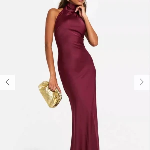 SÖKER Vinröd långklänning - Söker denna superfina balklänning från sara i st XS, S eller M!!!!!🥰