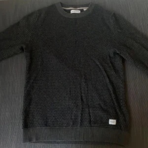 Jack & Jones tröja - Säljer en snygg svart tröja från Jack & Jones i storlek XS. Den har ribbade muddar vid ärmslut och nederkant. Passar perfekt till höst och vinter måtten finns på bild 3 och 4😃