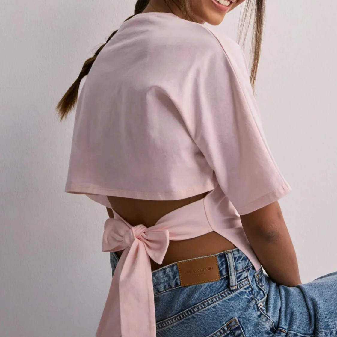 Ljusrosa croppad topp med knyt