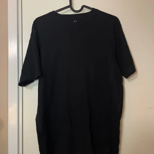 Svart t-shirt från SOC - Säljer en klassisk svart t-shirt från SOC i storlek S. T-shirten har en enkel design med korta ärmar och rund hals. Perfekt för en avslappnad stil. Tröjan är i storlek S