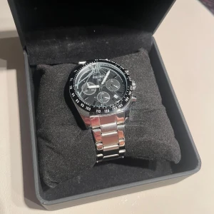 Seiko herrklocka i silver - Säljer nu denna seiko som ja råka spräcka efter nån timma o pallar inte fixa de, så någon kan köpa den för en billig peng! Pris kan diskuteras!