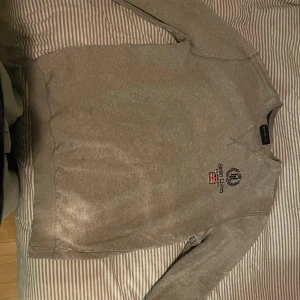 En cool tröja!  - Mycket bra sick! 