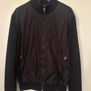 Moncler  - Moncler cardigan black label. Storlek L, super fint skick. Pris 3690kr.