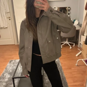 Jacka - Jacka från Vero Moda i stl M. Den är grå/beige. Är normalt en XS-S och den ger en lite mer oversized look. Mycket fin men aldrig kommit till användning. Därmed i nyskick. Köpt för 799 tror jag, men säljer för 300 😊