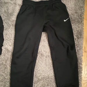 Nike loose sweatpants - As feta nike mjukisar utan cuff där nere. Passar dig me storlek M bäst men de beror på hur du vill att de ska sitta. Kom privat om du undrar något