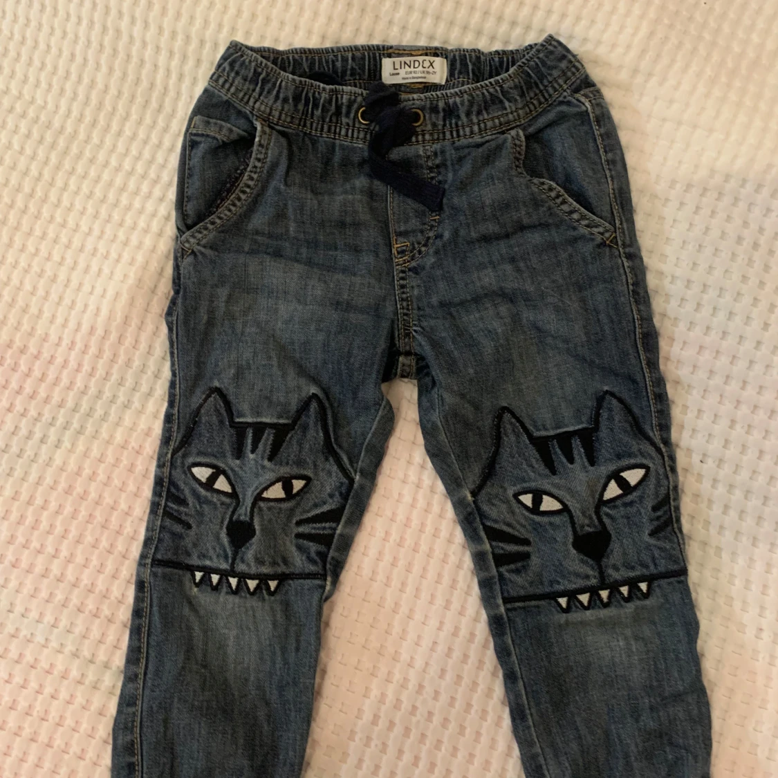 Blå jeansbyxor med kattmotiv från Lindex
